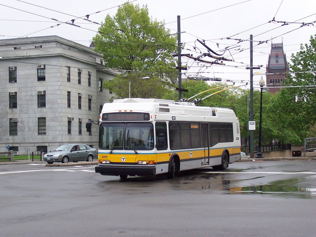 A MBTA trackless trolley bus leaves Harvard Square on Route 71. Photo by Adam E. Moreira, licensed under a Creative Commons BY-SA 3.0.