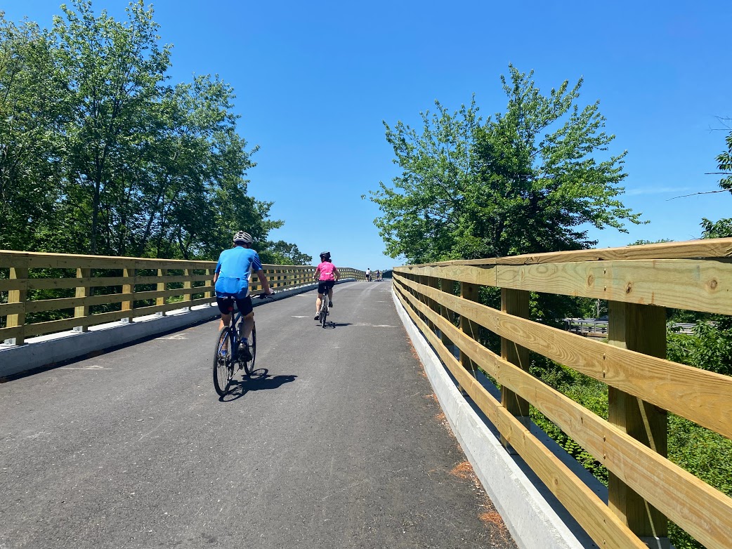 Aunque todavía sigue cerrado el puente del Bruce Freeman Rail Trail sobre la Ruta 2 debido a construcción, la gente pasa alrededor de las barricadas para montar el sendero en bici.