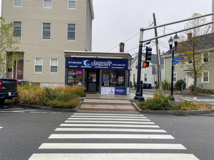 Un ejemplo de una extensión de bordillo/banqueta con vegetación en la intersección de Somerville Avenue y Linden Street en la Ciudad de Somerville.