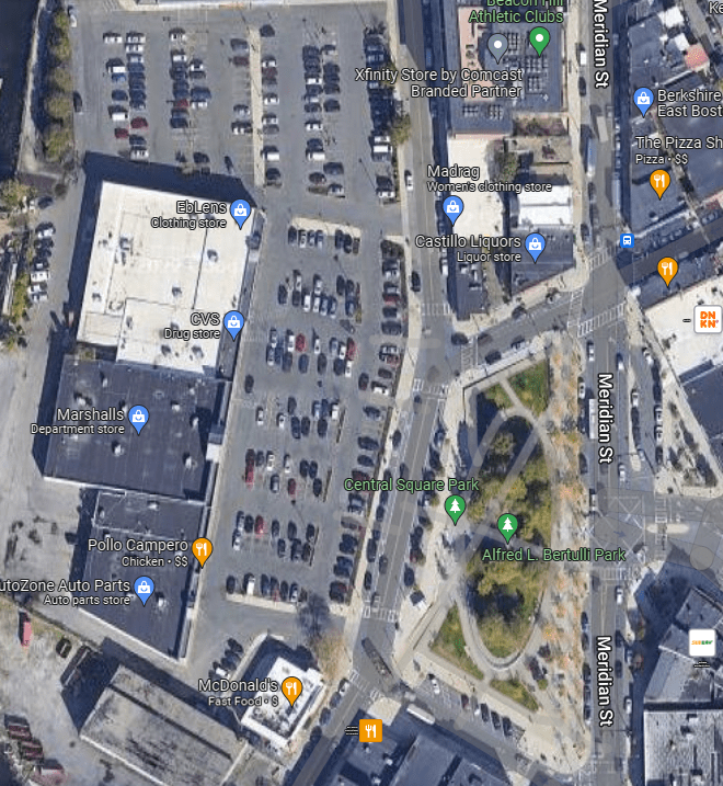 Vista aérea muestra cuánto espacio ocupan las áreas pavimentadas de estacionamiento alrededor de Central Square Park en East Boston, donde la Ciudad de Boston ha estado poniendo a prueba iniciativas de infraestructura verde como sumideros, zanjas de árboles que ayudan a captar aguas pluviales, y adoquines con espacios entre ellos que dejan pasar el agua. Cortesia de Google Maps.